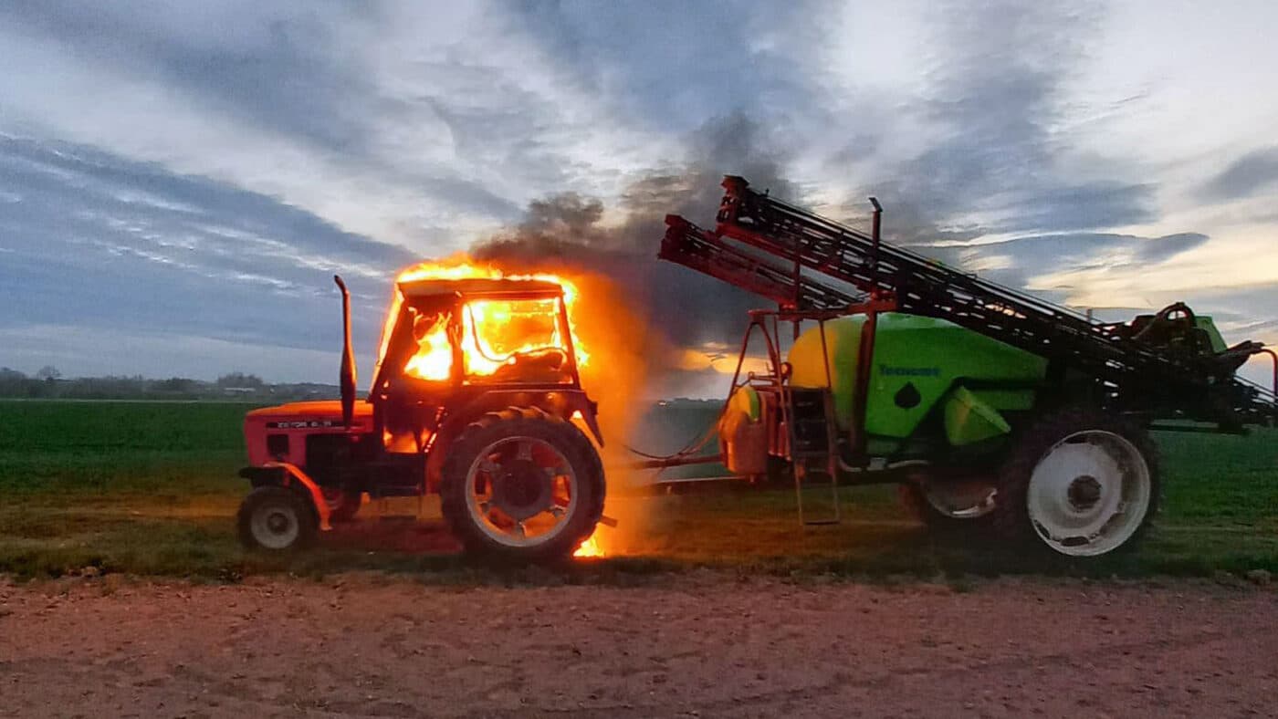 Požár traktoru Zetoru na poli u Hubenic. Foto: HZS