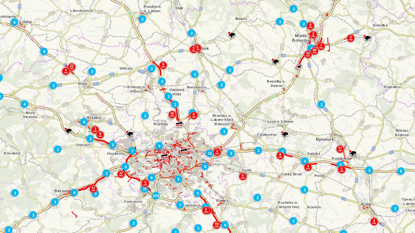 Řada úseků silnic a dálnic včetně Prahy svítí červeně.