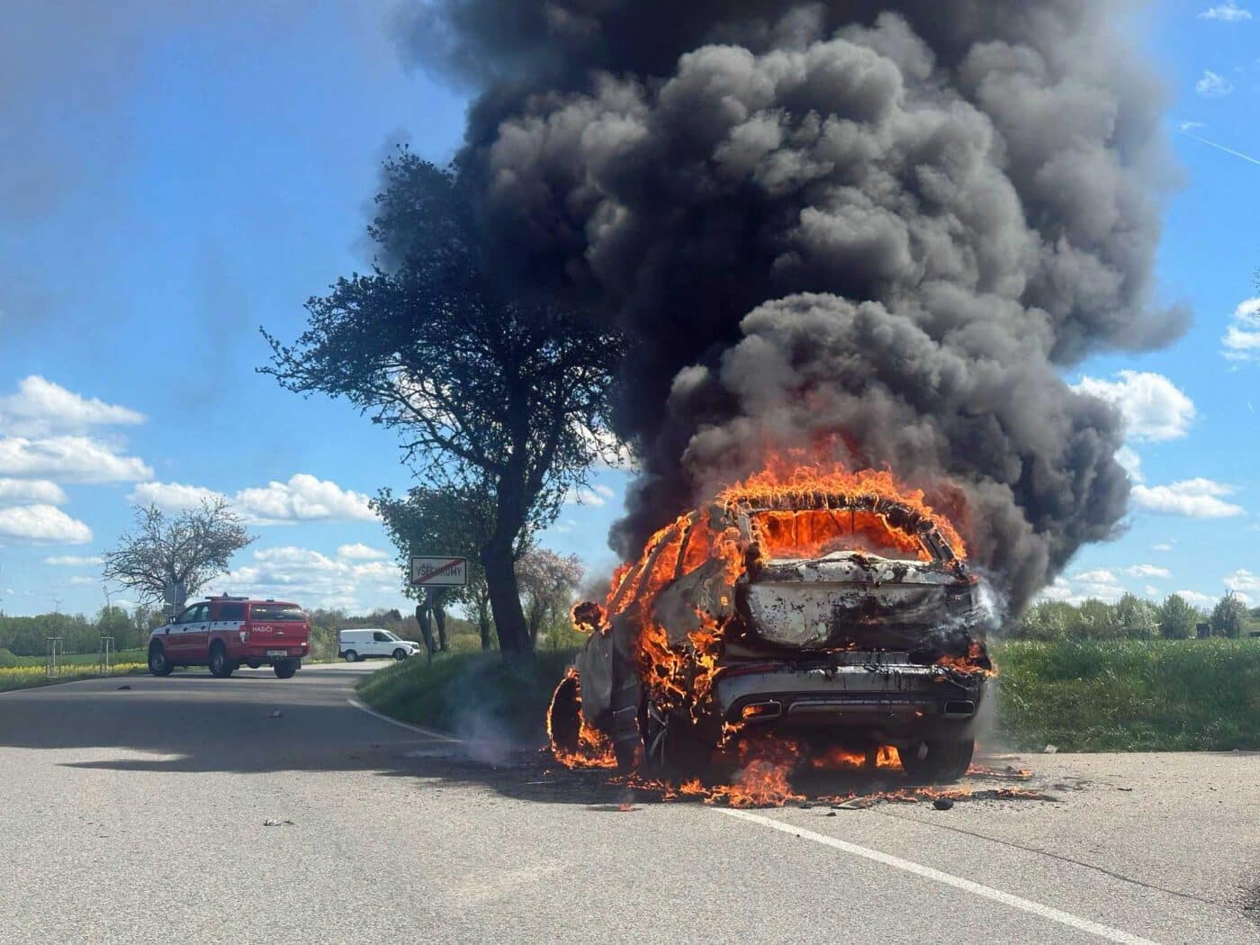 Požár auta ve Všechromech.