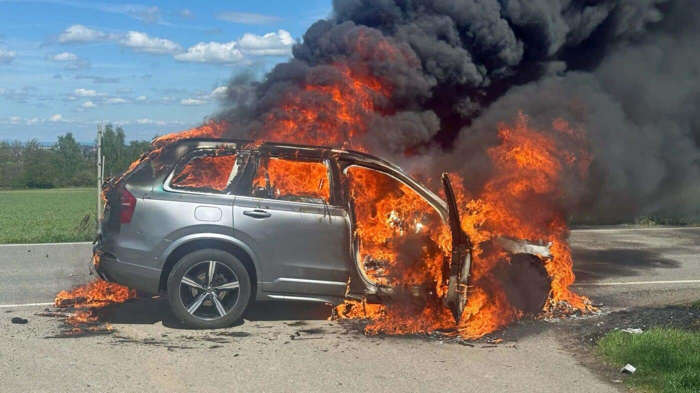 Požár auta ve Všechromech.