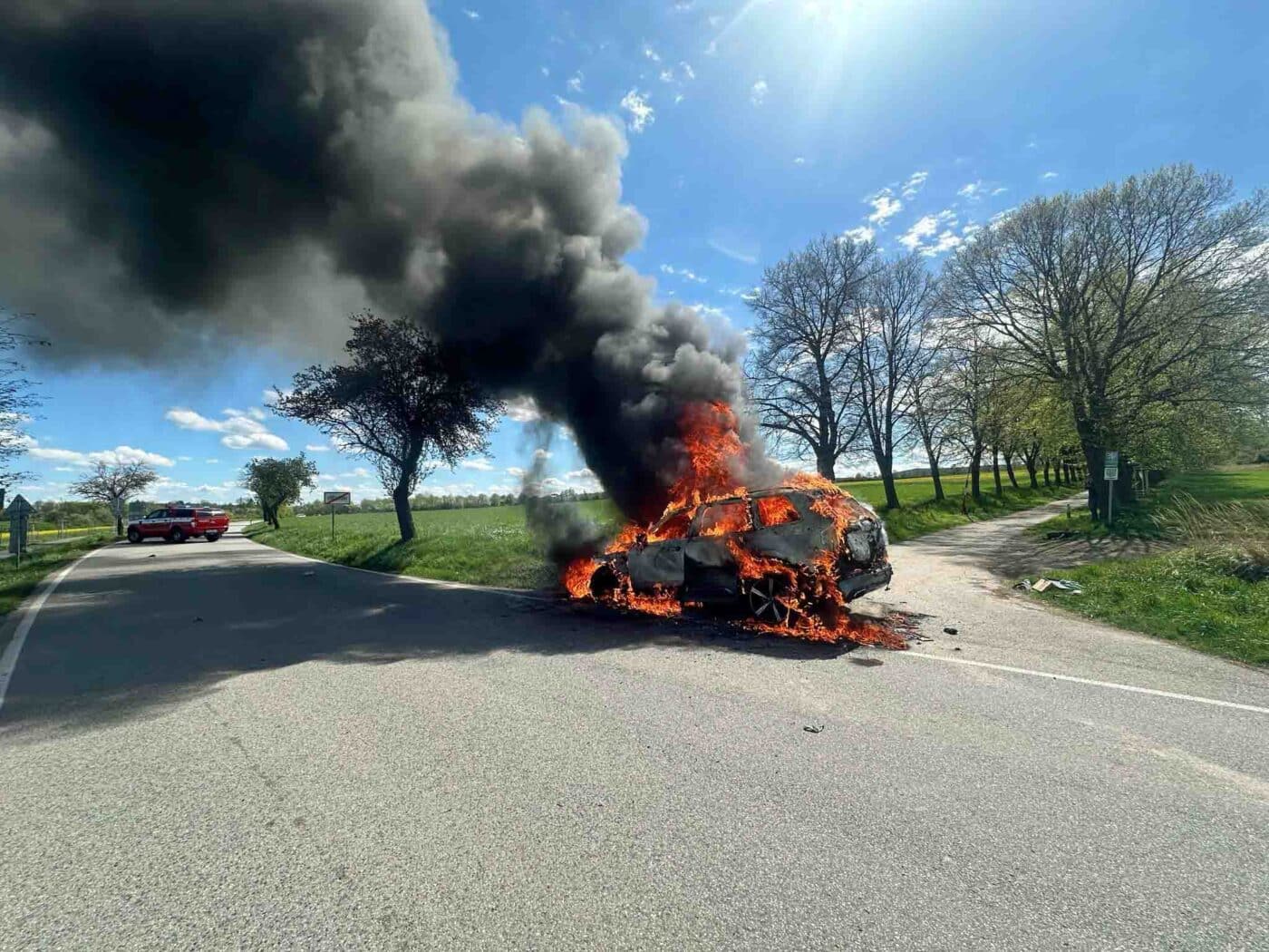 Požár auta ve Všechromech.