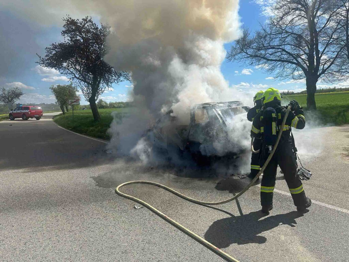 Požár auta ve Všechromech.
