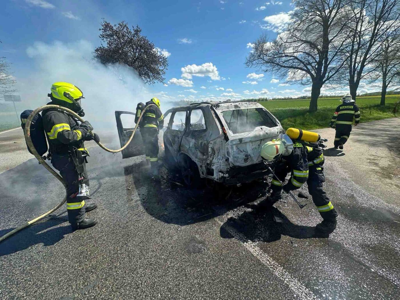 Požár auta ve Všechromech.