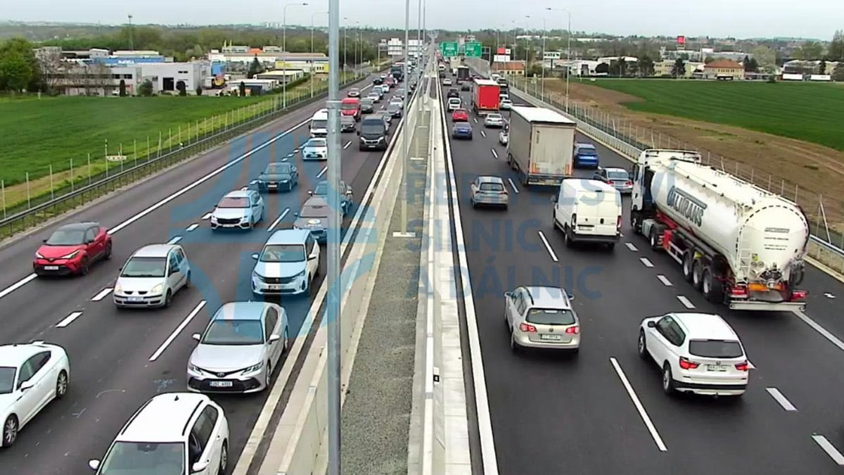 Čtvrteční odpolední kolaps na dálnici D1 za Prahou.
