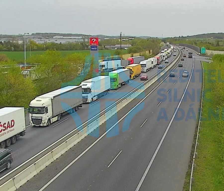 Dlouhé kolony jsou na dálnici D5 od Prahy na Beroun.