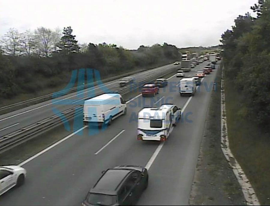 Řidiči postojí na dálnici D8 u Prahy.