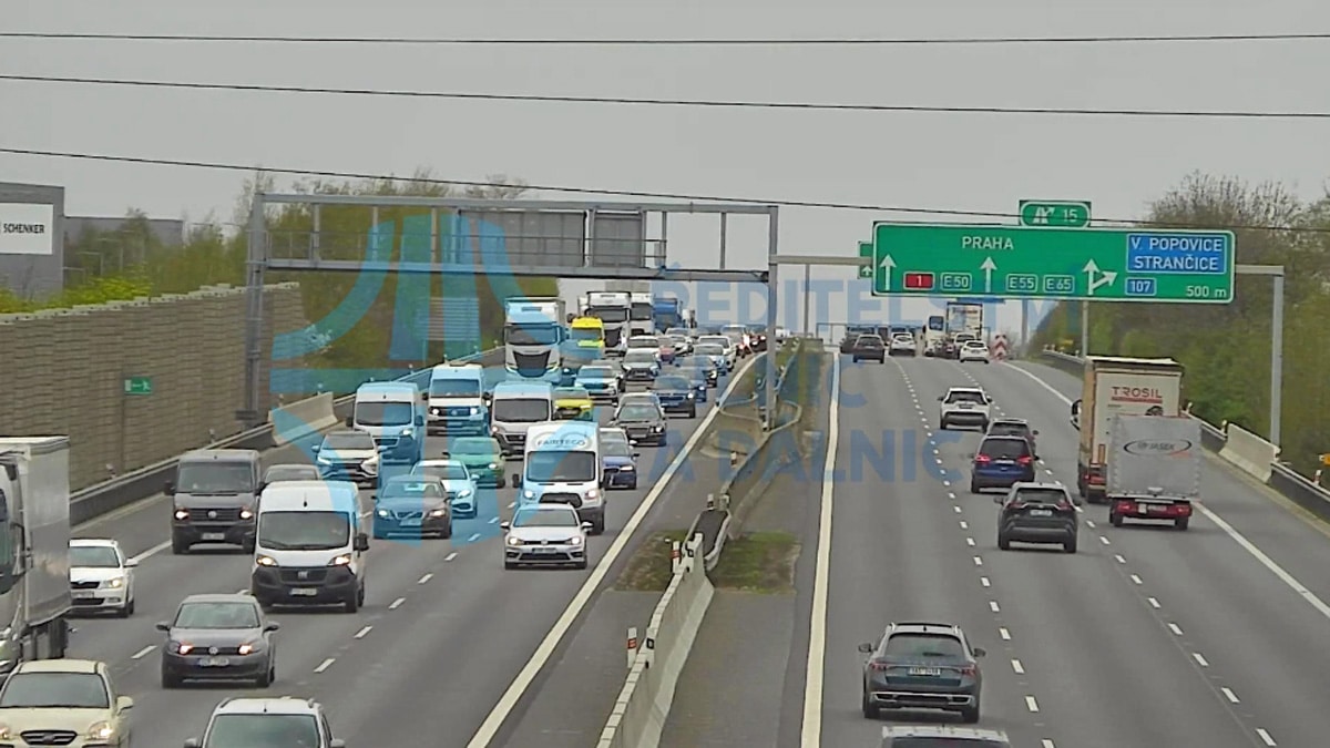 Kolona na dálnici D1 na výjezdu od Prahy.