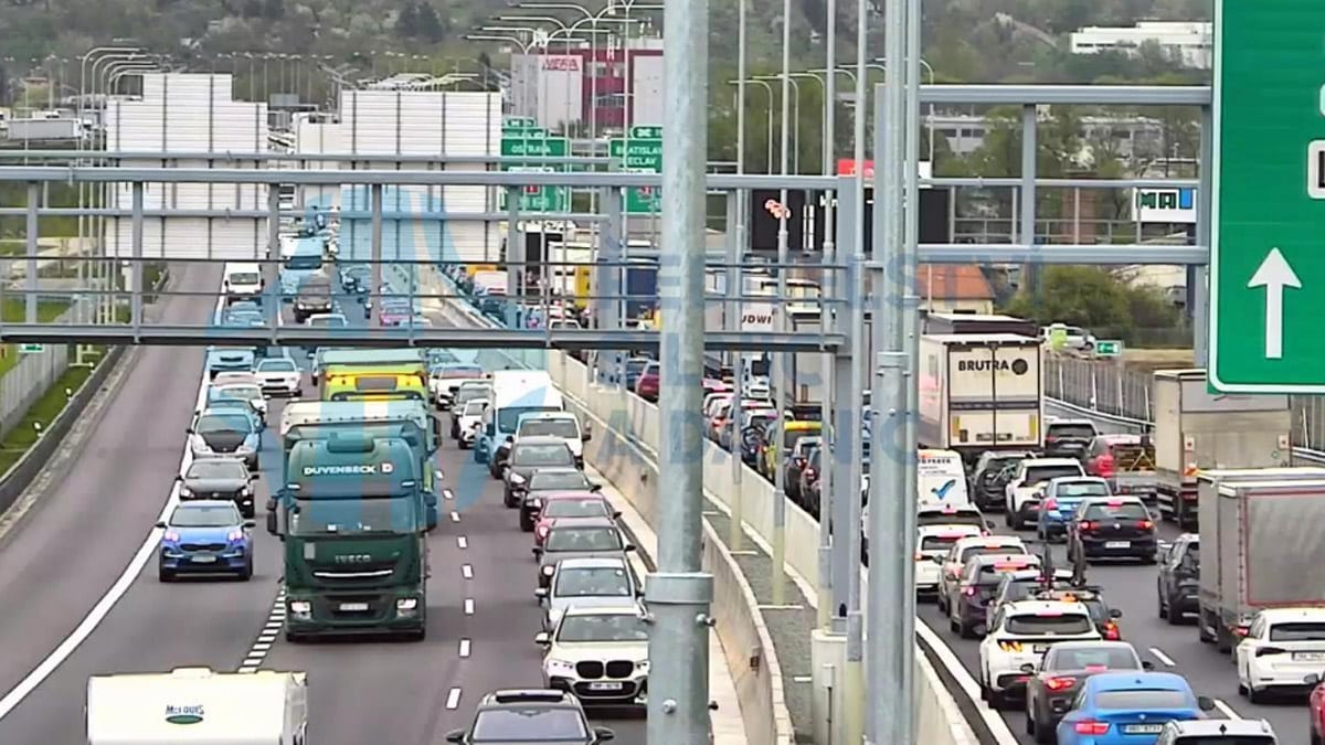 Nekonečné kolony na dálnici D1 v Brně.