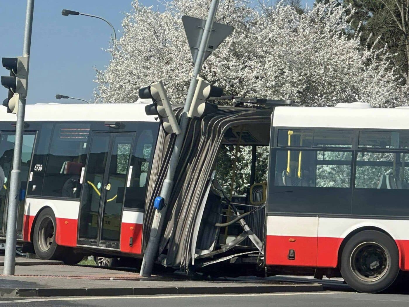 Nehoda autobusu v Praze Hostivaři. Foto: Simona Fialová