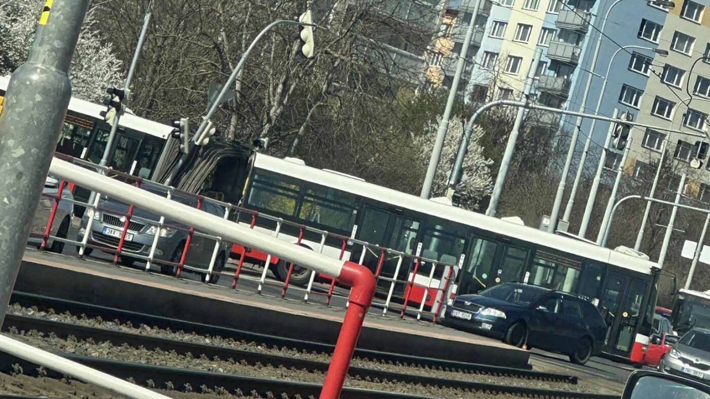 Nehoda autobusu v Praze Hostivaři. Foto: Simona Fialová