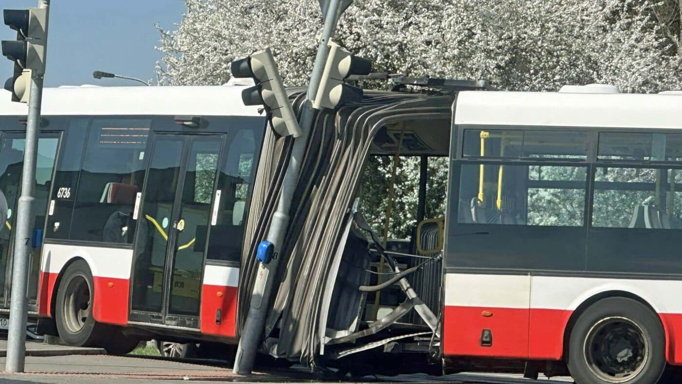 Autobus se rozpáral o semafor. Foto: Simona Fialová