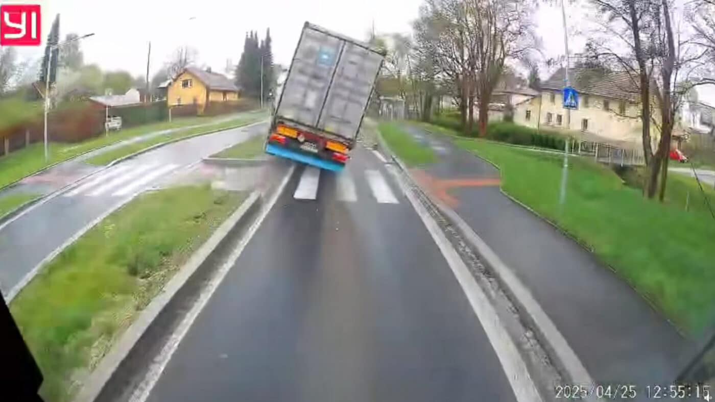 Kamion ve Staré Vodě nejprve najel na ostrůvek. 