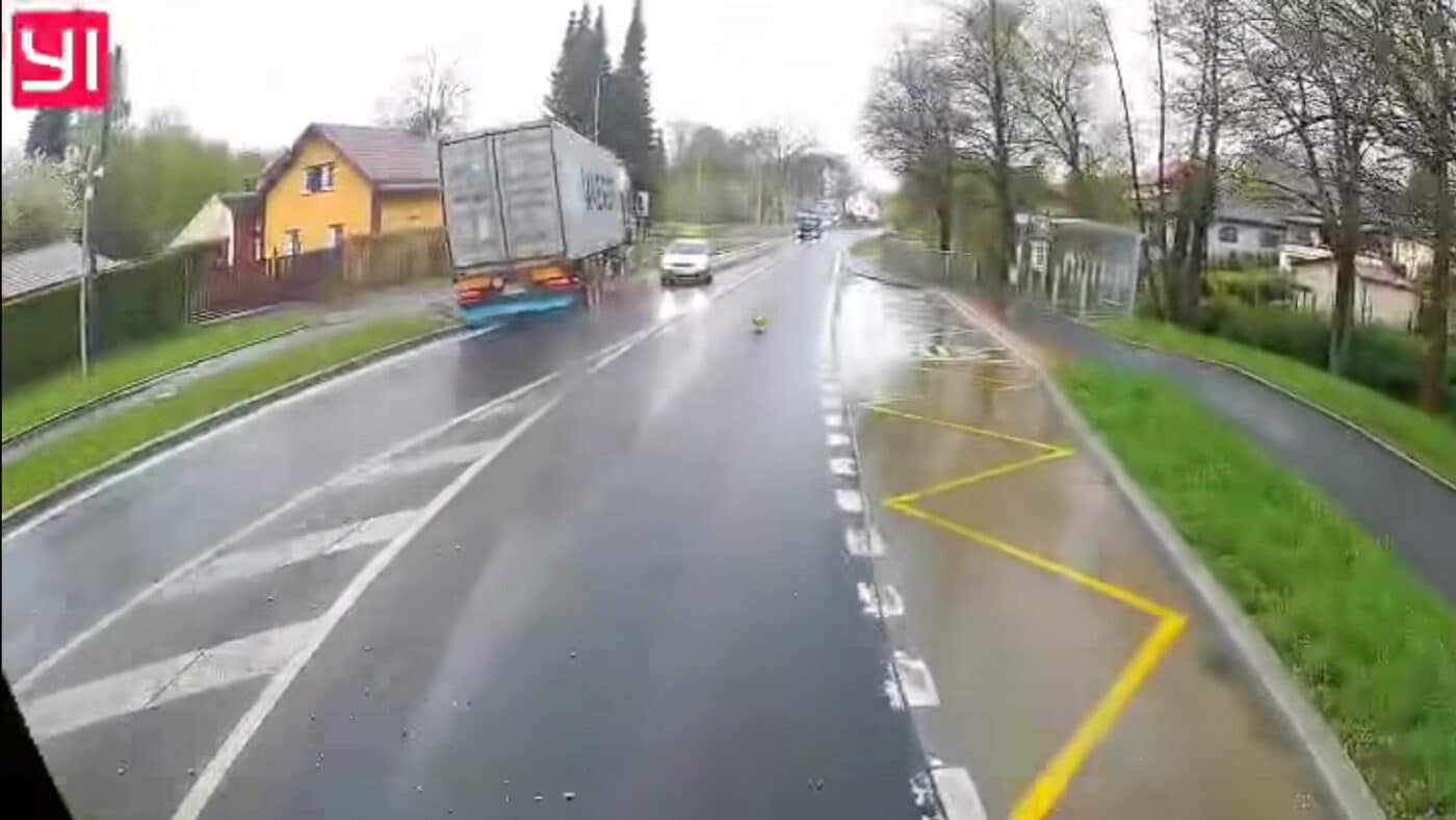 Následně kamion skončil v protisměru, mistrně se vyhnul autu a zajel na chodník.