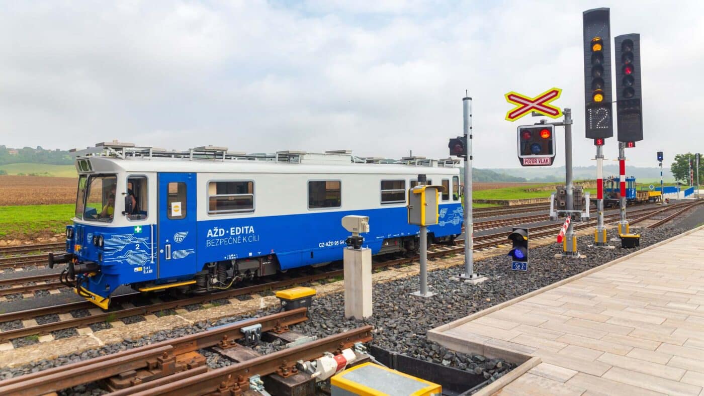 Trať mezi Kopidlnem a Bousovem byla vybavena technologiemi, přejezdy dostaly závory. Foto: AŽD