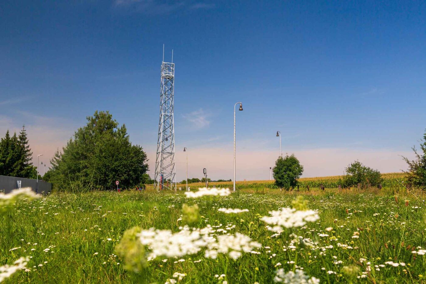 U Dolního Bousova kvůli autonomnímu provozu vlaků vyrostl vysílač. Foto: AŽD