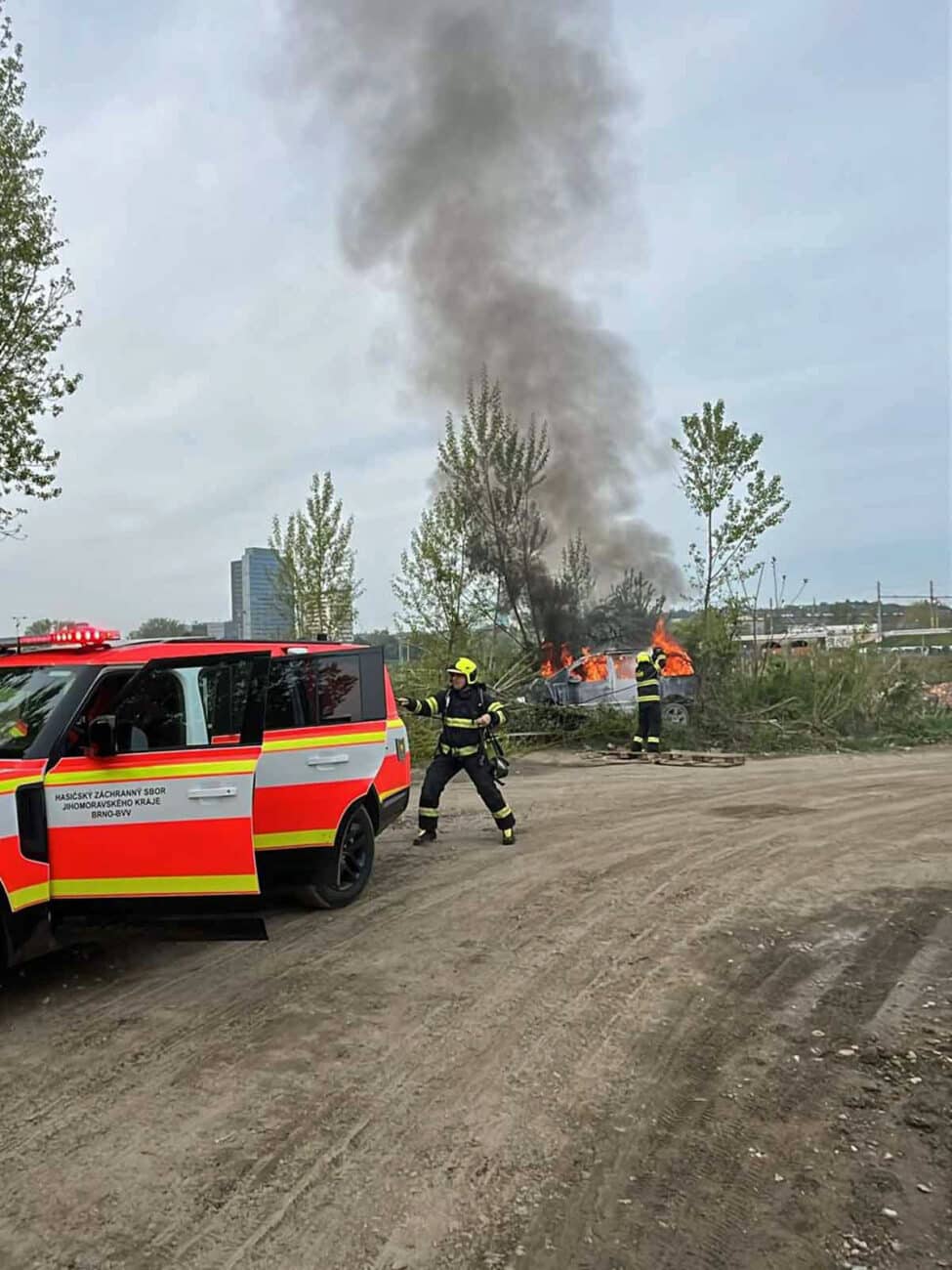 Tragická nehoda v Brně, řidič v autě uhořel. Foto: PČR
