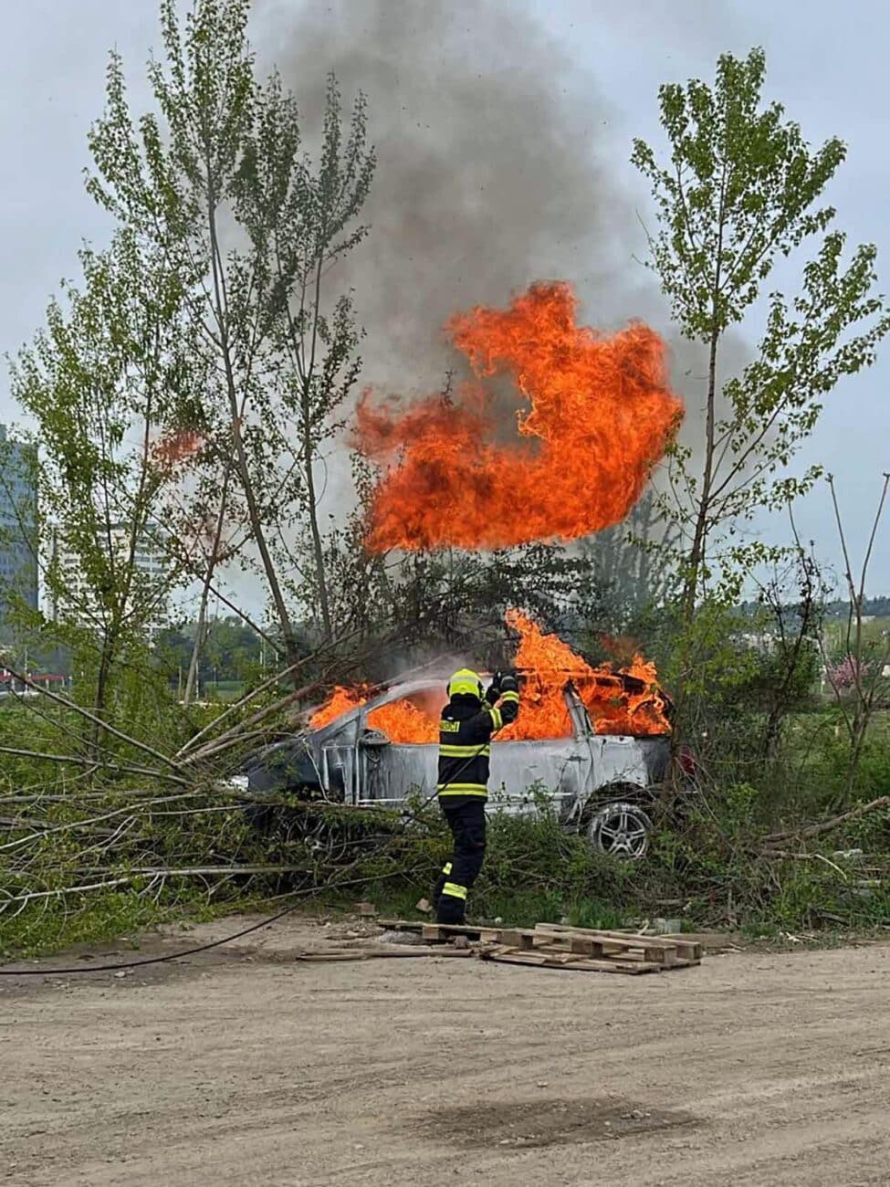 Tragická nehoda v Brně, řidič v autě uhořel. Foto: PČR