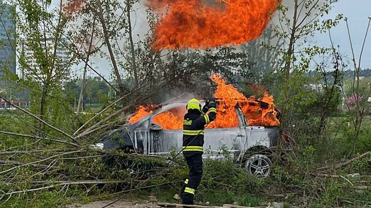 Tragická nehoda v Brně, řidič v autě uhořel. Foto: PČR