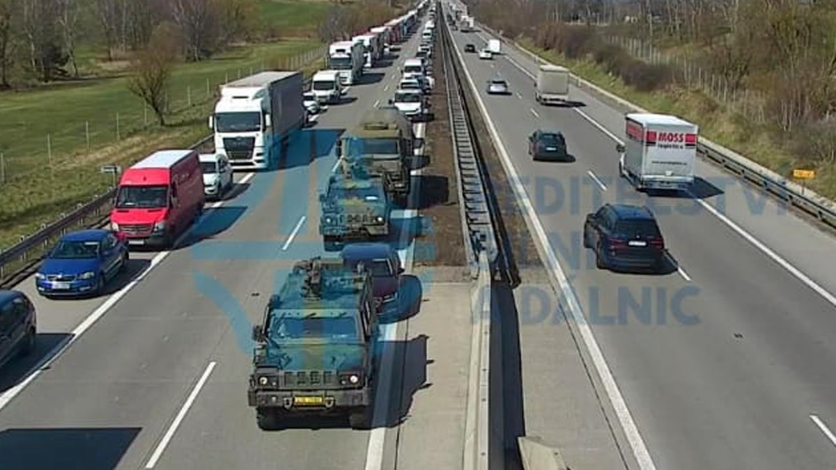 V koloně na D1 uvízl i zbytek vojenské kolony. Zdroj: ŘSD