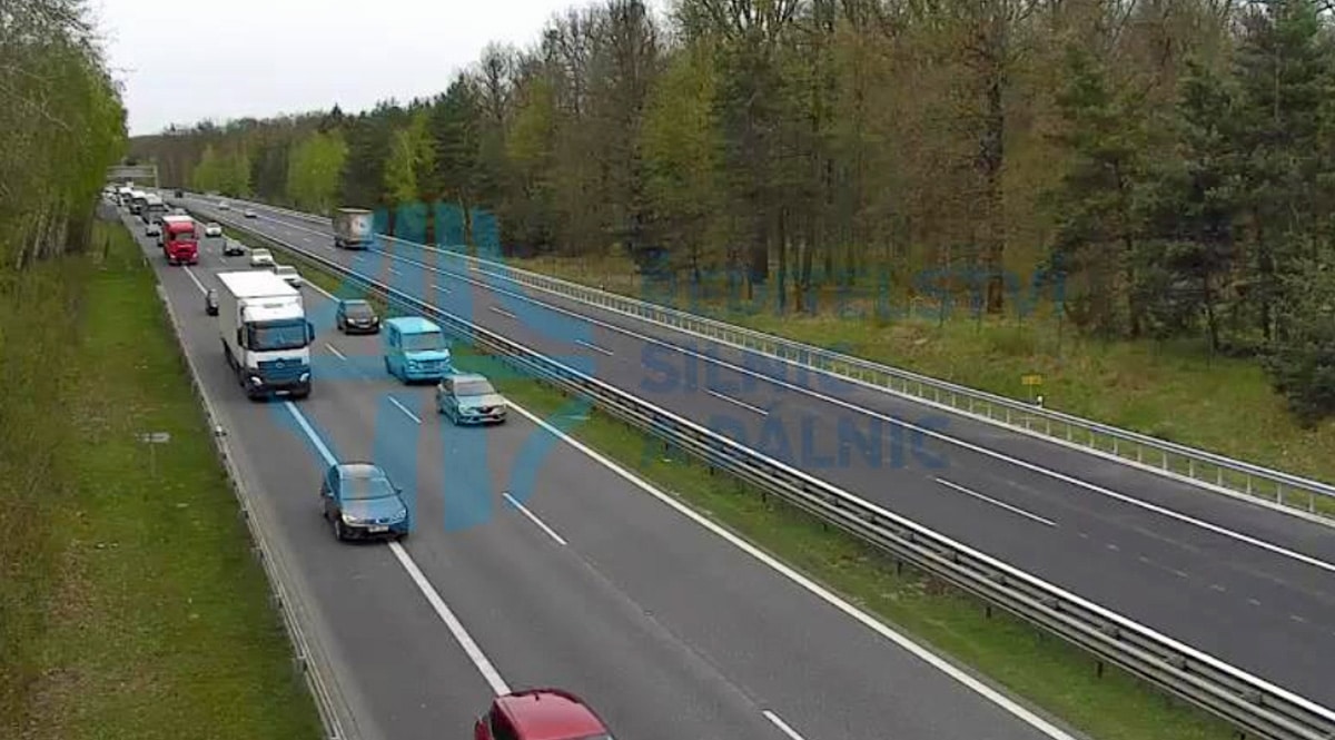 Dálnice D11 je u Sadské uzavřena, tvoří se kolony. Zdroj: ŘSD