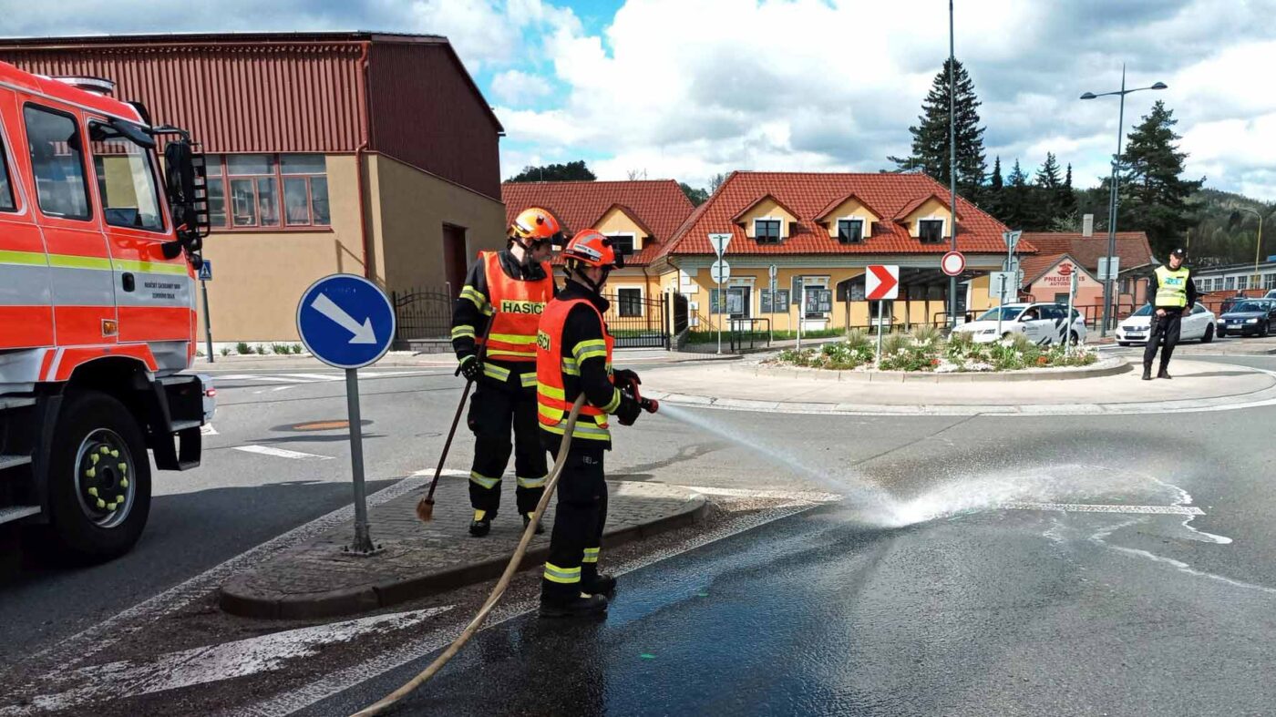 Nehoda v Brumově-Bylnici. Auto srazilo cyklistu. Foto: HZS