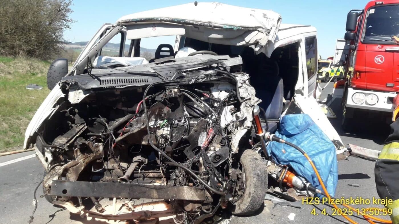 Vážná nehoda dodávek na Klatovsku. Foto: HZS