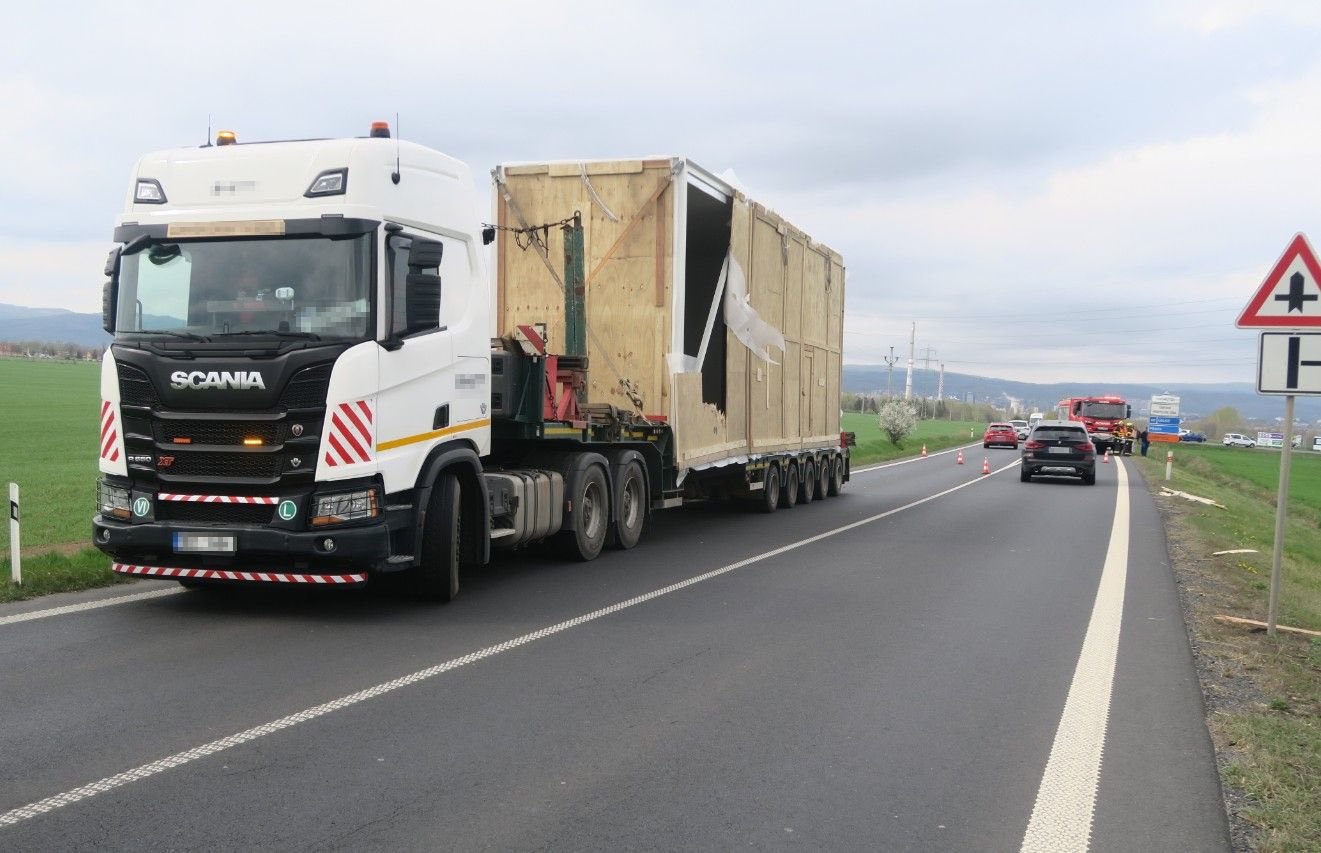 Kus dřeva se uvolnil z pracovních buněk na návěsu. Foto: PČR