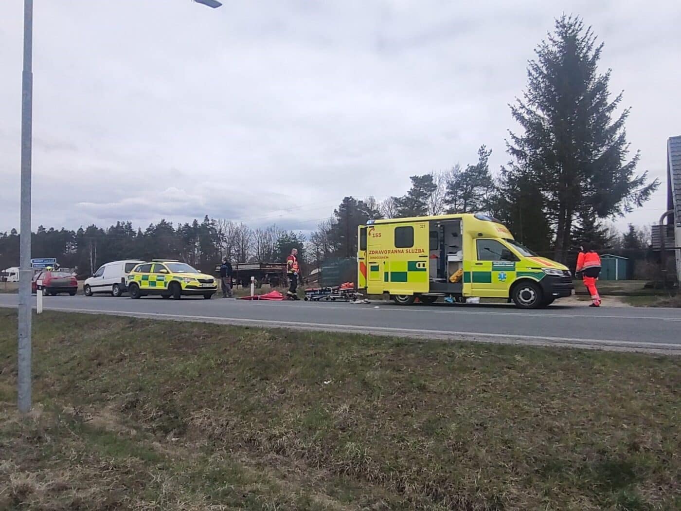 Tragická nehoda u obce Dvory v jižních Čechách. Foto: HZS