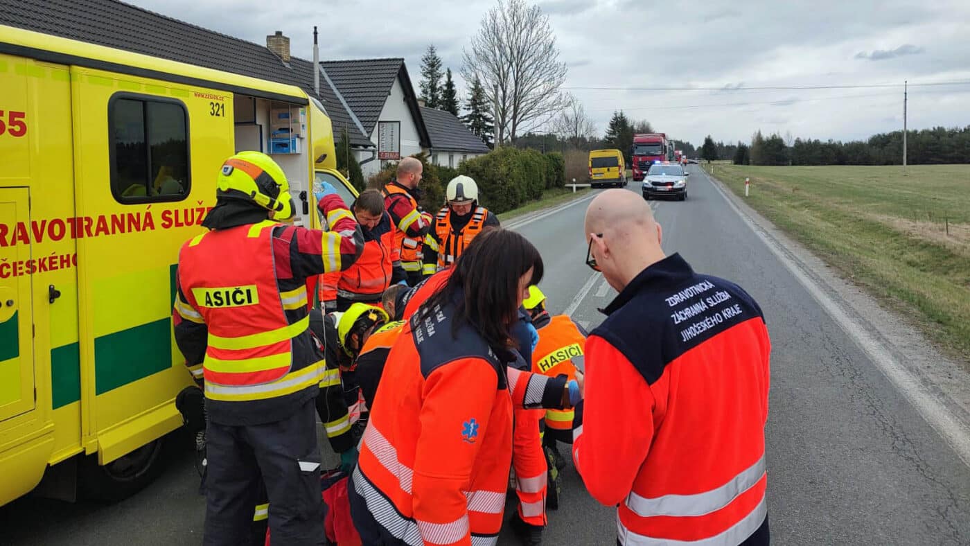 Tragická nehoda u obce Dvory v jižních Čechách. Foto: HZS