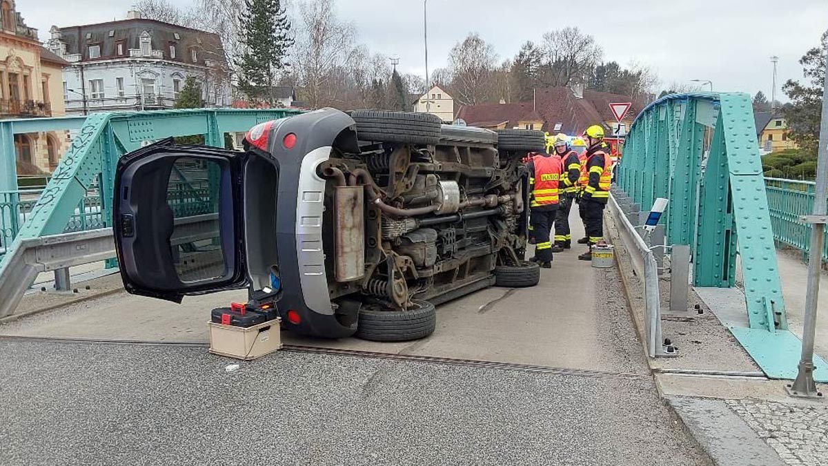 Nehoda na mostě ve Frýdlantu. Foto: HZS