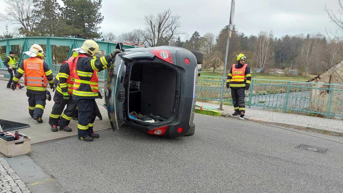 Nehoda na mostě ve Frýdlantu. Foto: HZS