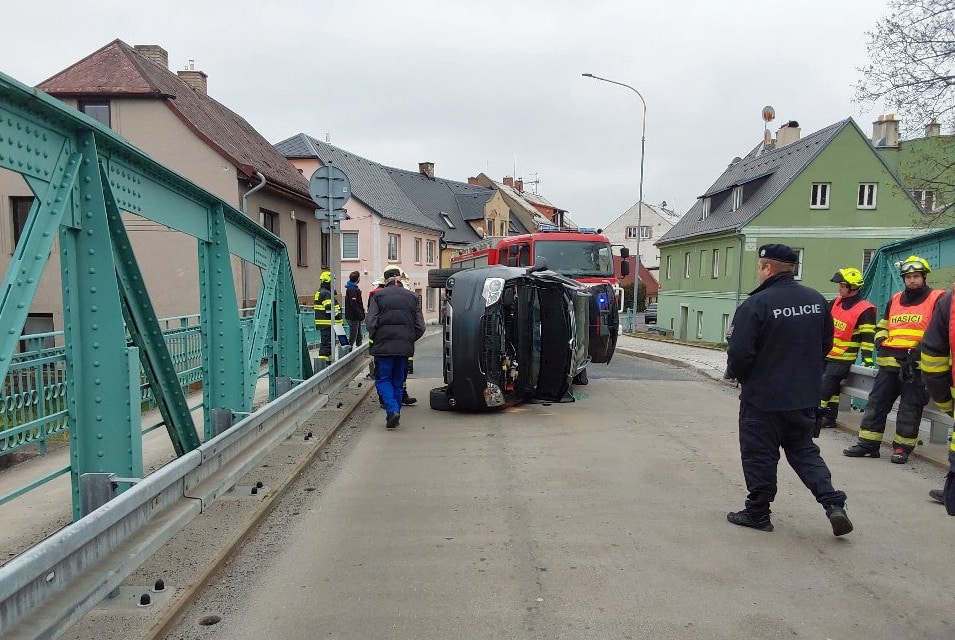 Řidič převrátil auto na mostě ve Frýdlantu. Foto: HZS
