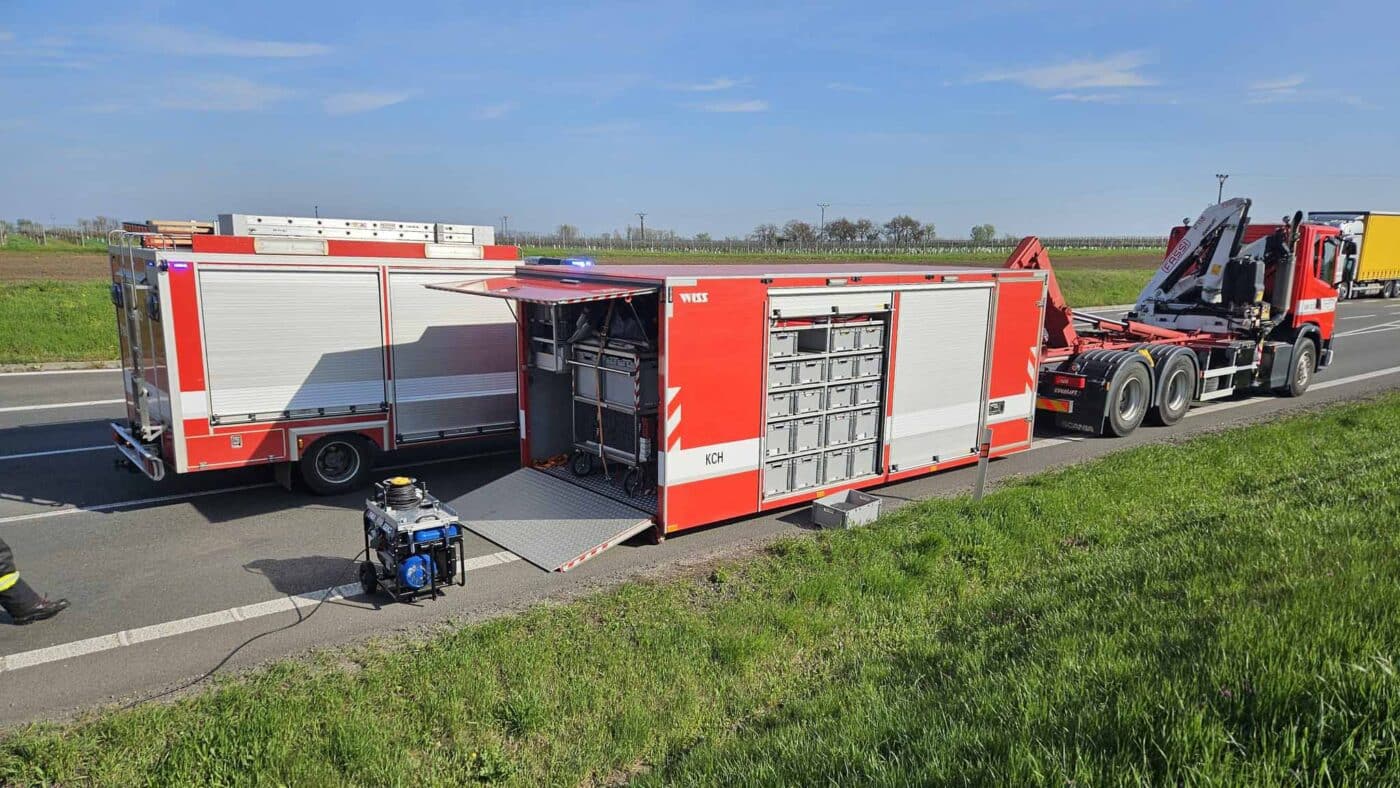 Hasiči u obce Hrušky odčerpávají unikající naftu z havarovaného kamionu. Foto: HZS