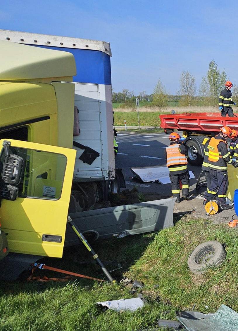 Tragická nehoda u obce Hrušky na Břeclavsku. Foto: HZS