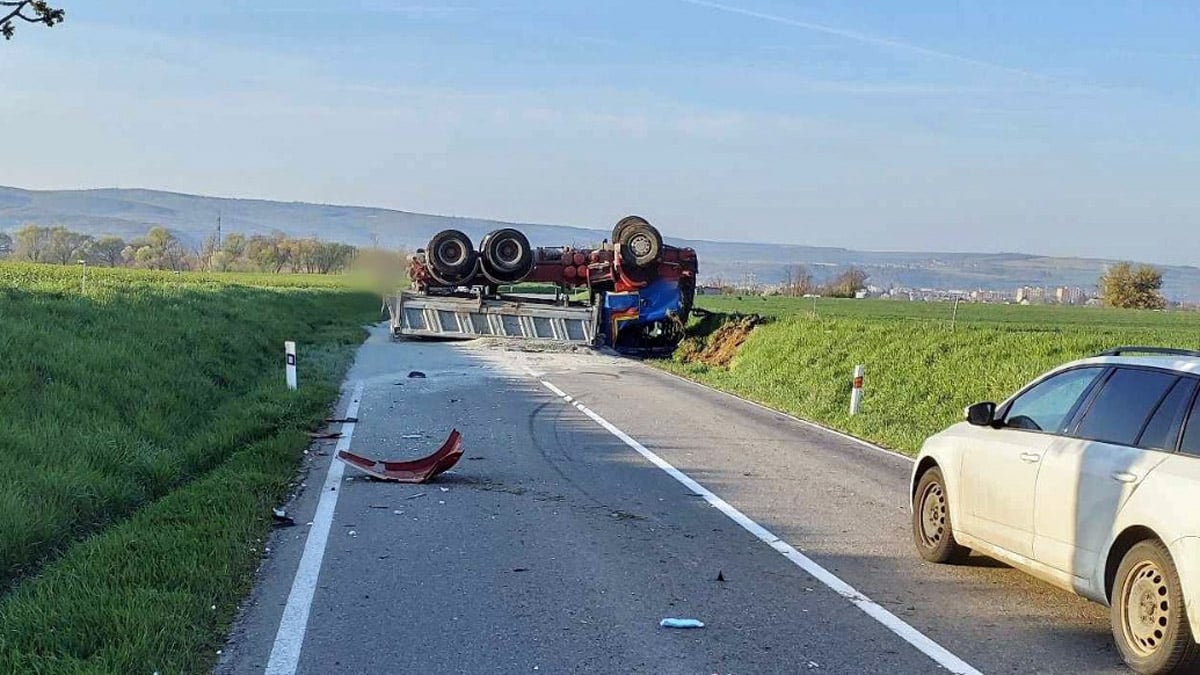 Na silnici z Ivančic do Neslovic se převrátil nákladní vůz. Foto: HZS