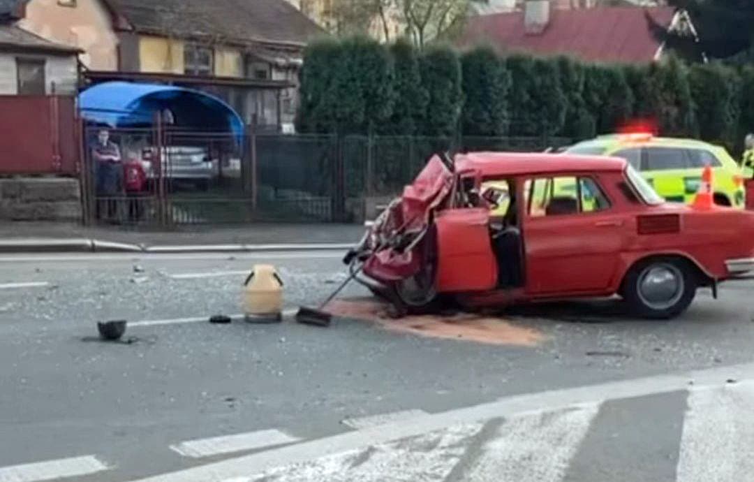 Škoda 100 byla po nehodě v Jaroměři zcela zdemolovaná.