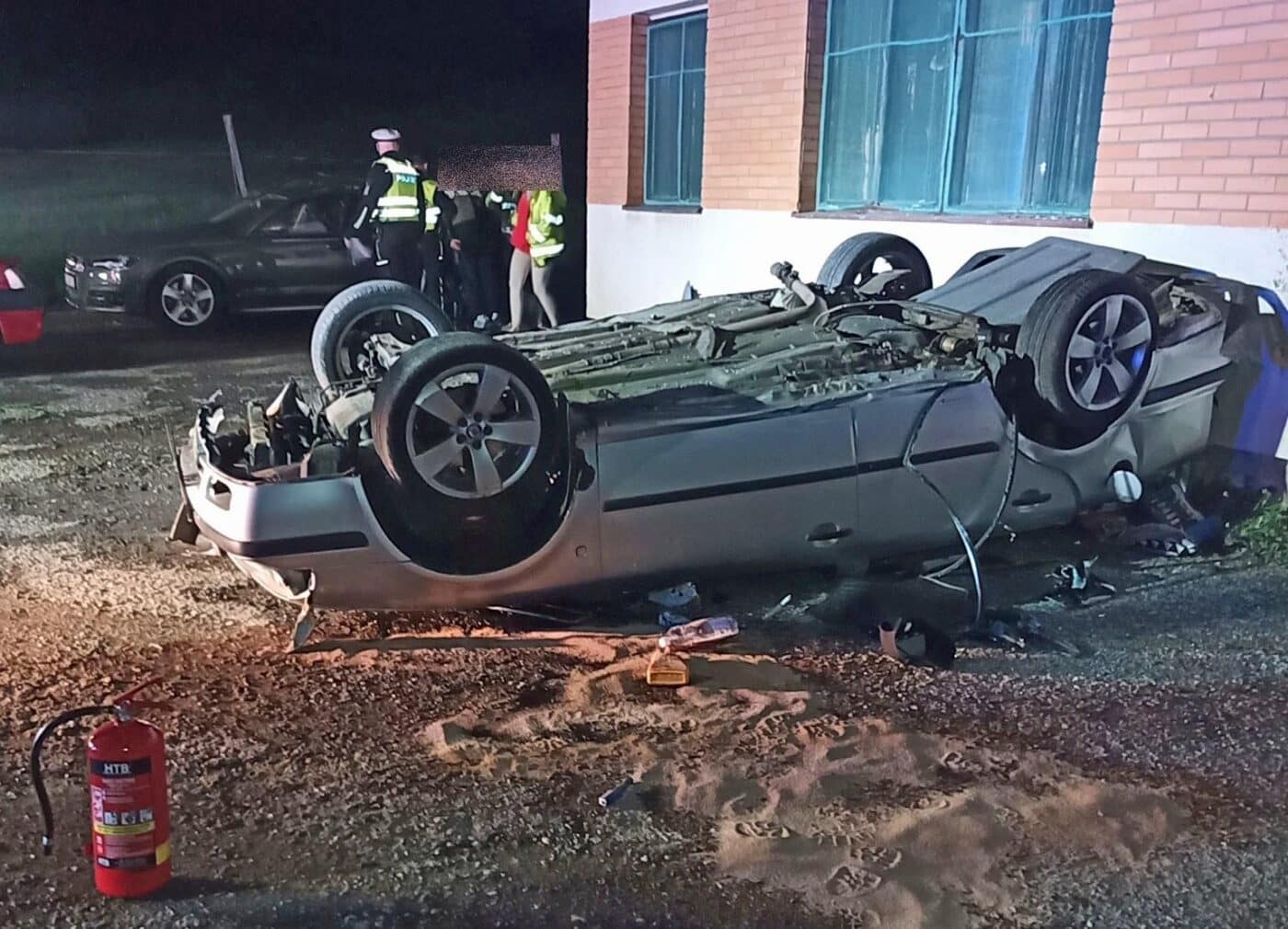 Nehoda u Jasenné. Octavie skončila na střeše. Foto: HZS