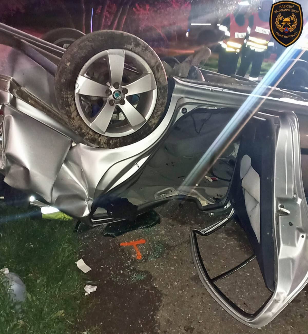 Nehoda u Jasenné. Octavie skončila na střeše. Foto: HZS