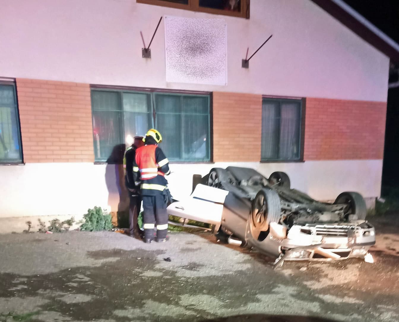 Nehoda u Jasenné. Octavie skončila na střeše. Foto: HZS