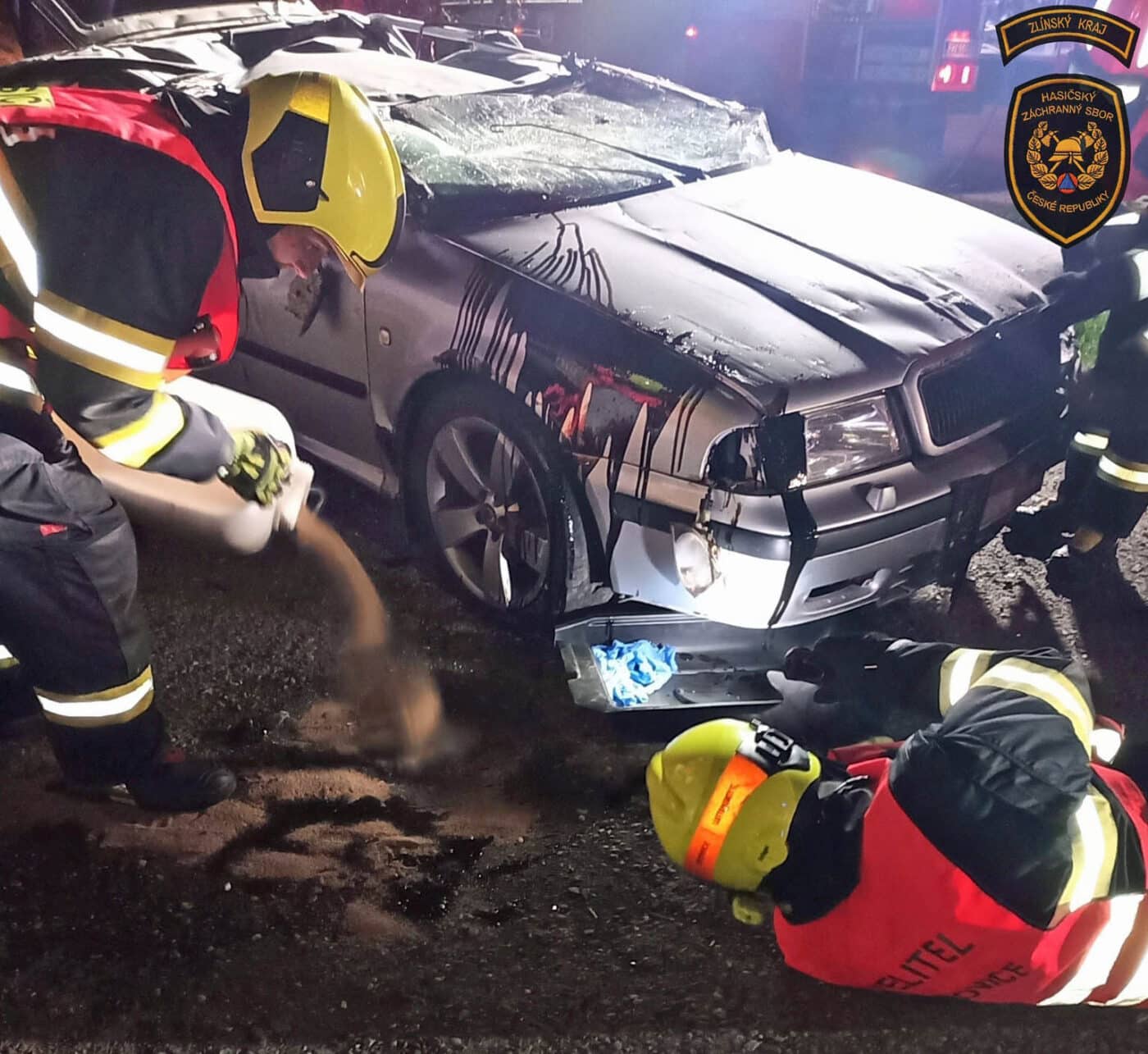 Nehoda u Jasenné. Octavie skončila na střeše. Foto: HZS
