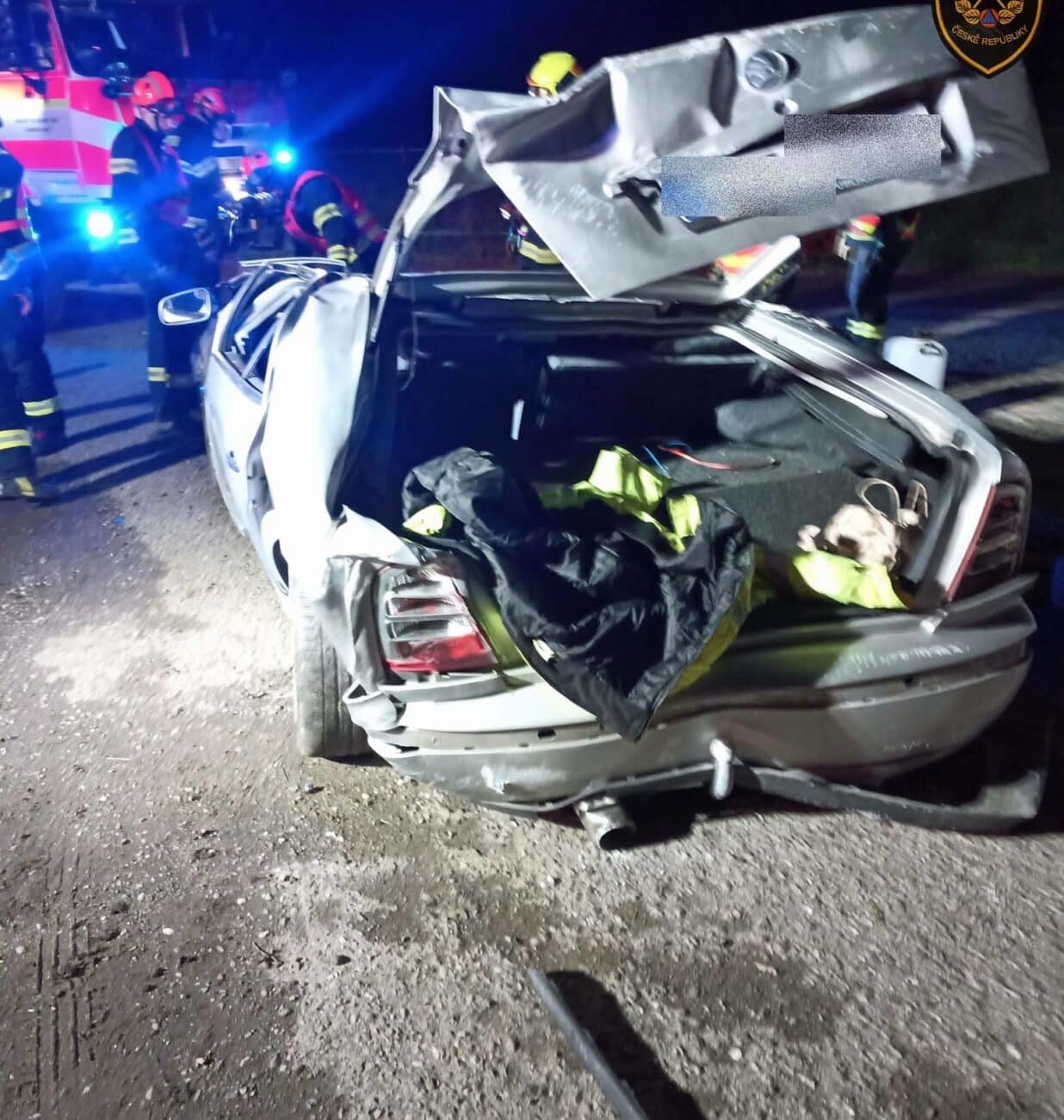 Nehoda u Jasenné. Octavie skončila na střeše. Foto: HZS