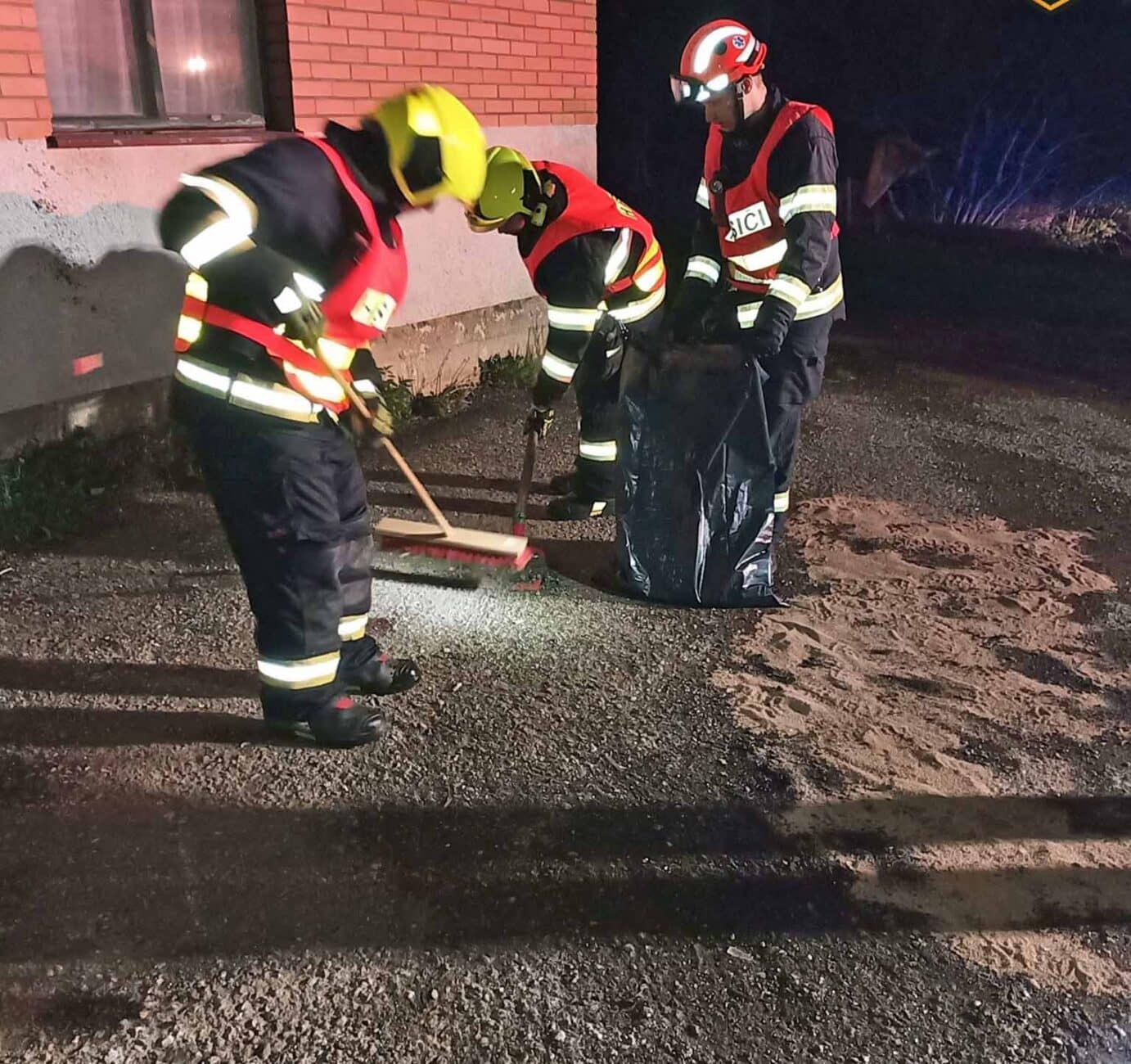 Nehoda u Jasenné. Octavie skončila na střeše. Foto: HZS