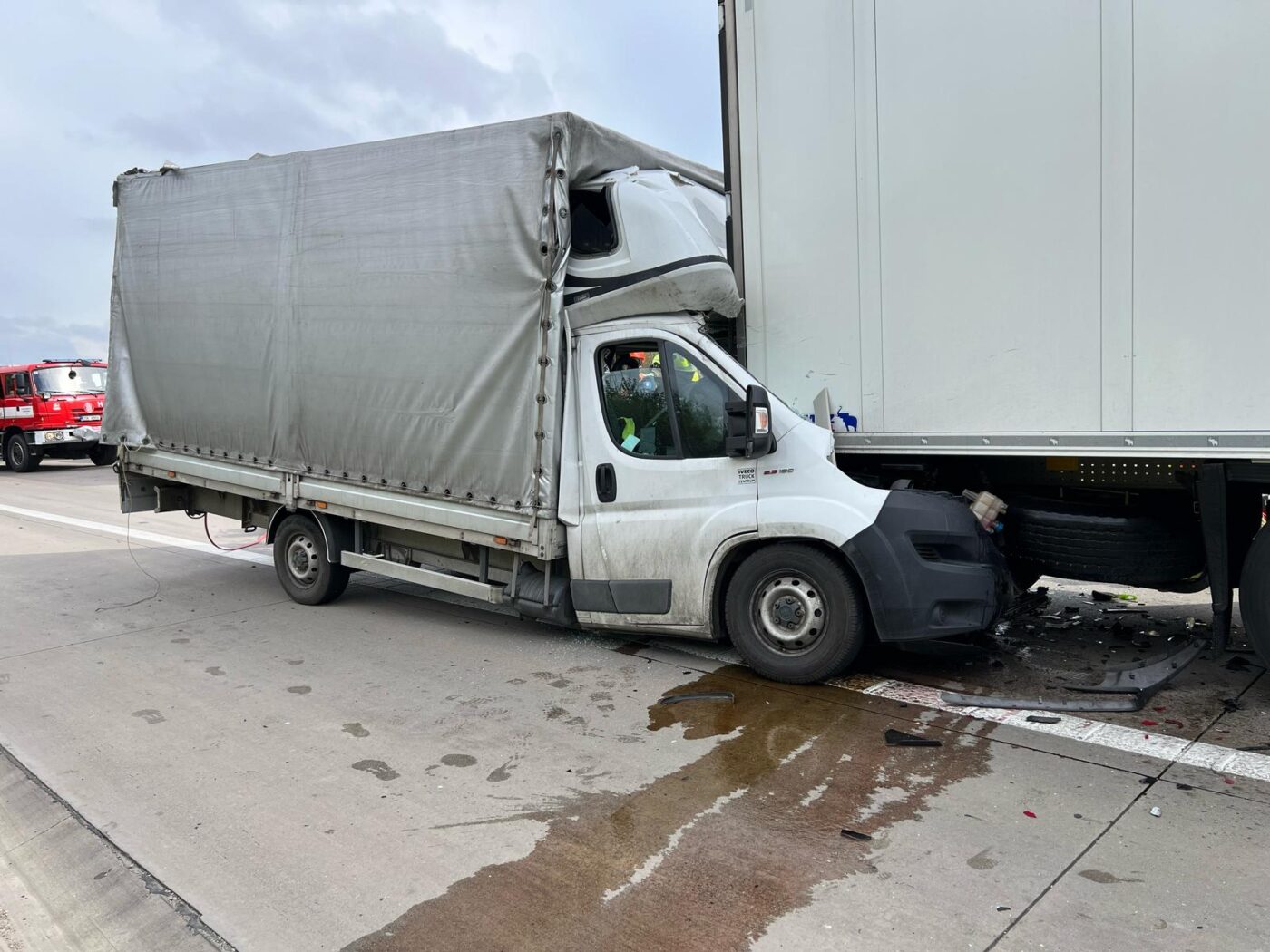 Nehoda náklaďáku a kamionu na Pražském okruhu u Jesenice. Foto: HZS