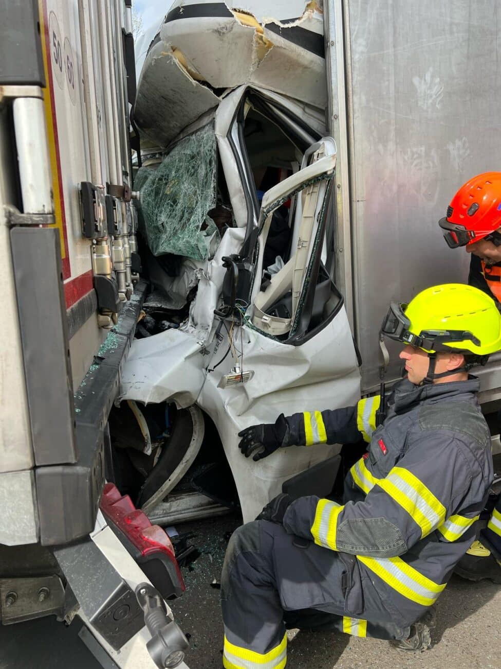 Nehoda náklaďáku a kamionu na Pražském okruhu u Jesenice. Foto: HZS