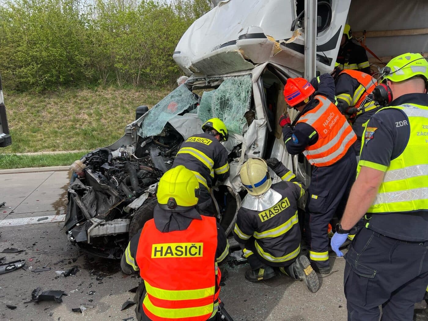Nehoda náklaďáku a kamionu na Pražském okruhu u Jesenice. Foto: HZS