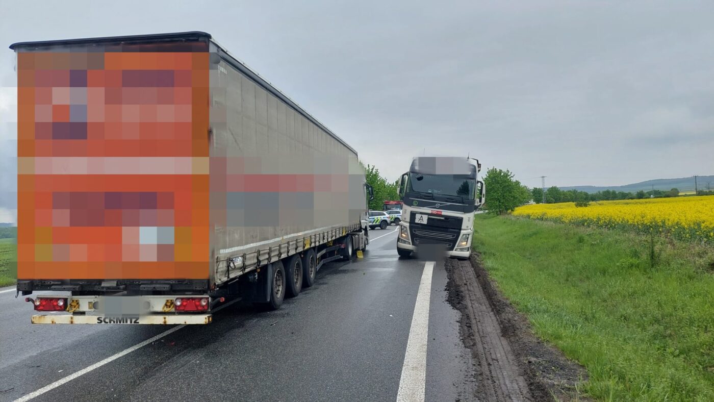 Nehoda kamionu a osobního auta u Jestřabí Lhoty na Kolínsku. Foto: HZS