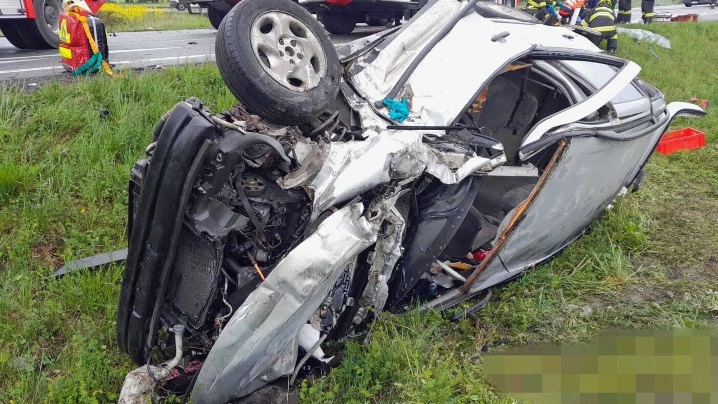 Nehoda kamionu a osobního auta u Jestřabí Lhoty na Kolínsku. Foto: HZS