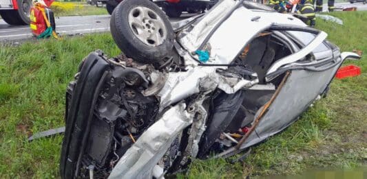 Nehoda kamionu a osobního auta u Jestřabí Lhoty na Kolínsku. Foto: HZS