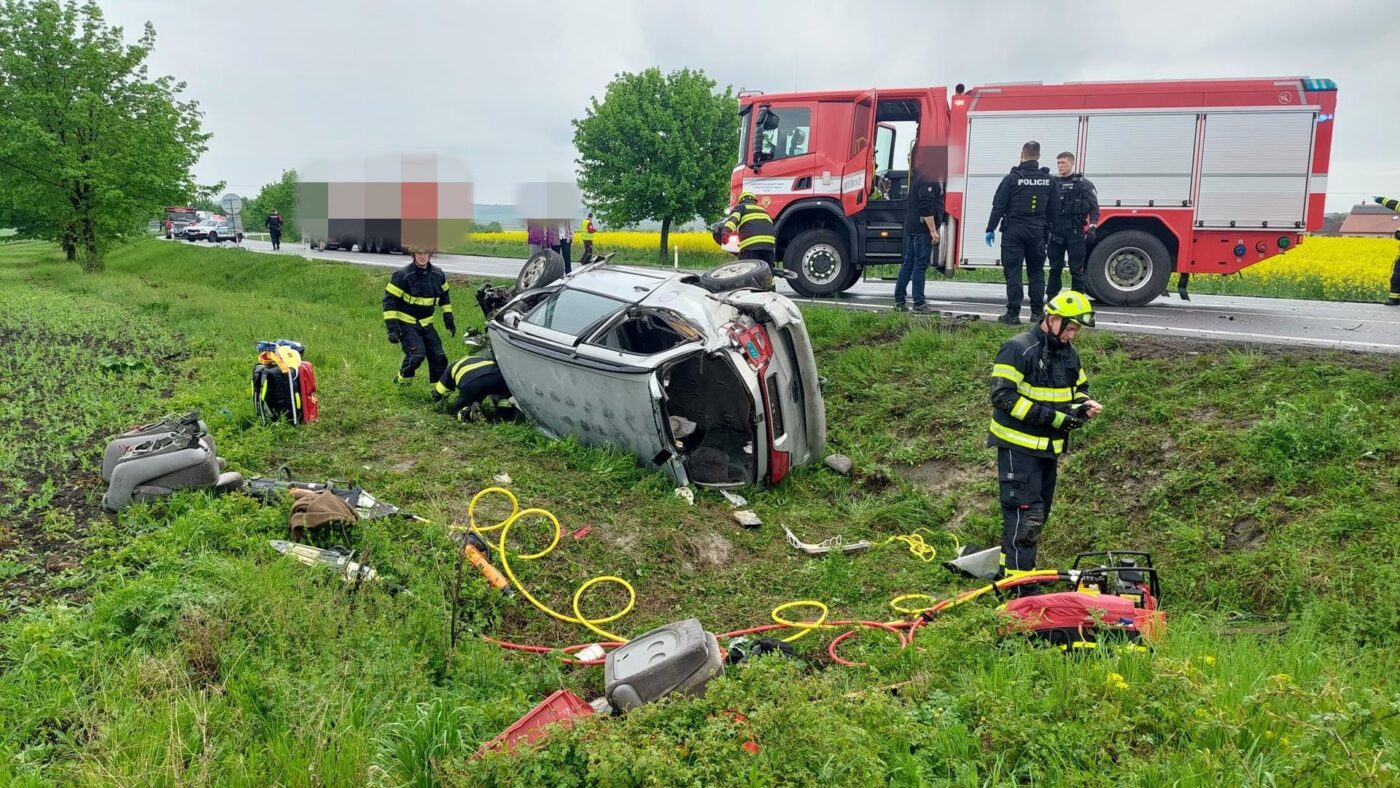 Nehoda kamionu a osobního auta u Jestřabí Lhoty na Kolínsku. Foto: HZS