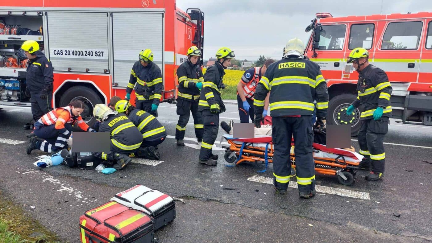 Nehoda kamionu a osobního auta u Jestřabí Lhoty na Kolínsku. Foto: HZS